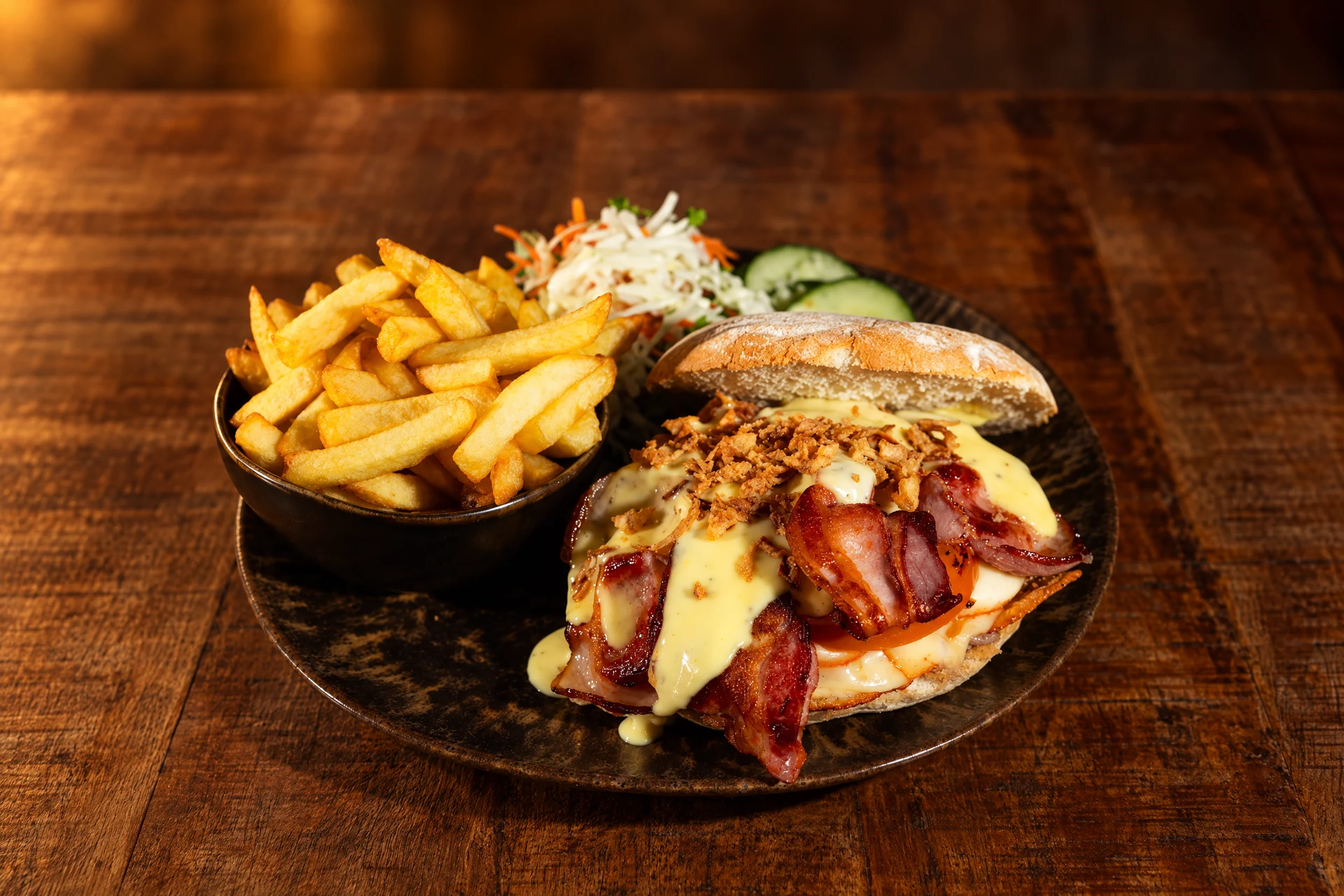 Burger Tchesté au bacon, fromage fondant et frites maison.