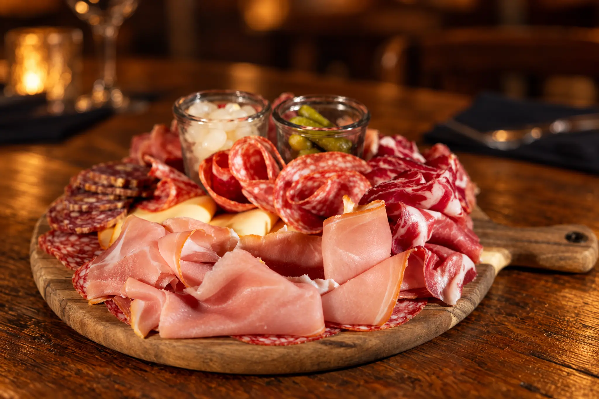 Planche de charcuteries et fromages à partager.