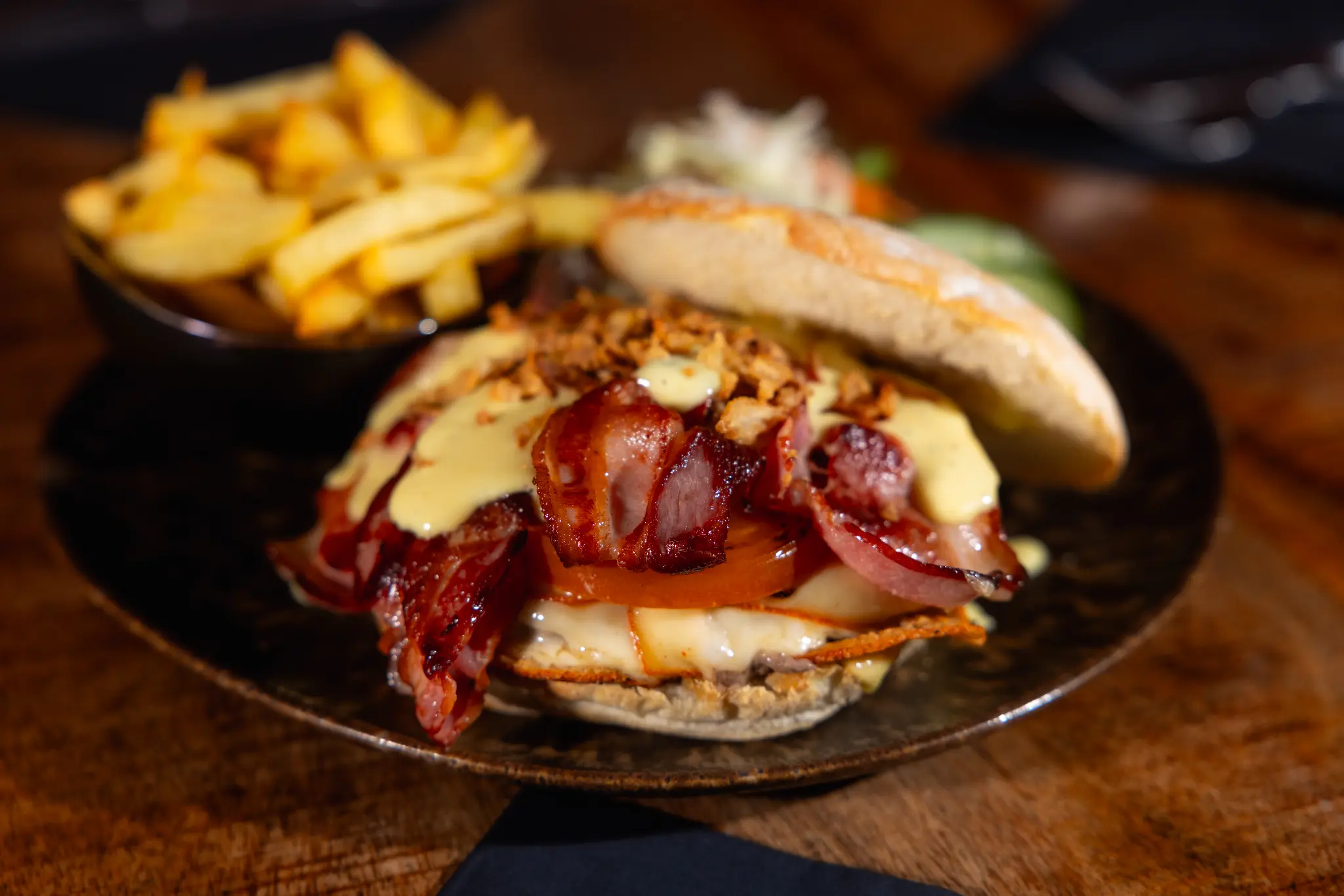 Le comptoir chaleureux de la brasserie Le Tchesté